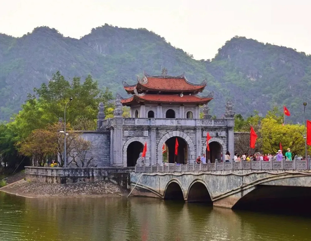 Blick auf die historische Tempelanlage von Hoa Lu in Ninh Binh