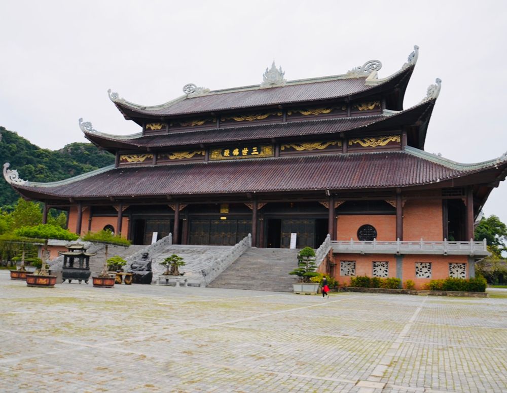 Bai-Dinh-Pagode in Ninh Binh mit traditioneller buddhistischer Architektur
