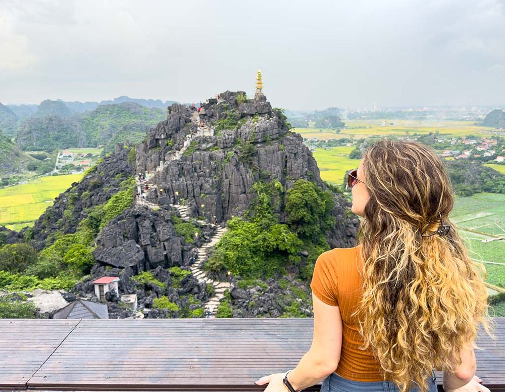 Touriste betrachtet die beeindruckende Berglandschaft von Ninh Binh