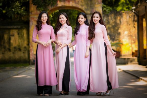Traditionelle Kleidung in Vietnam: Männer- und Frauenkostüm