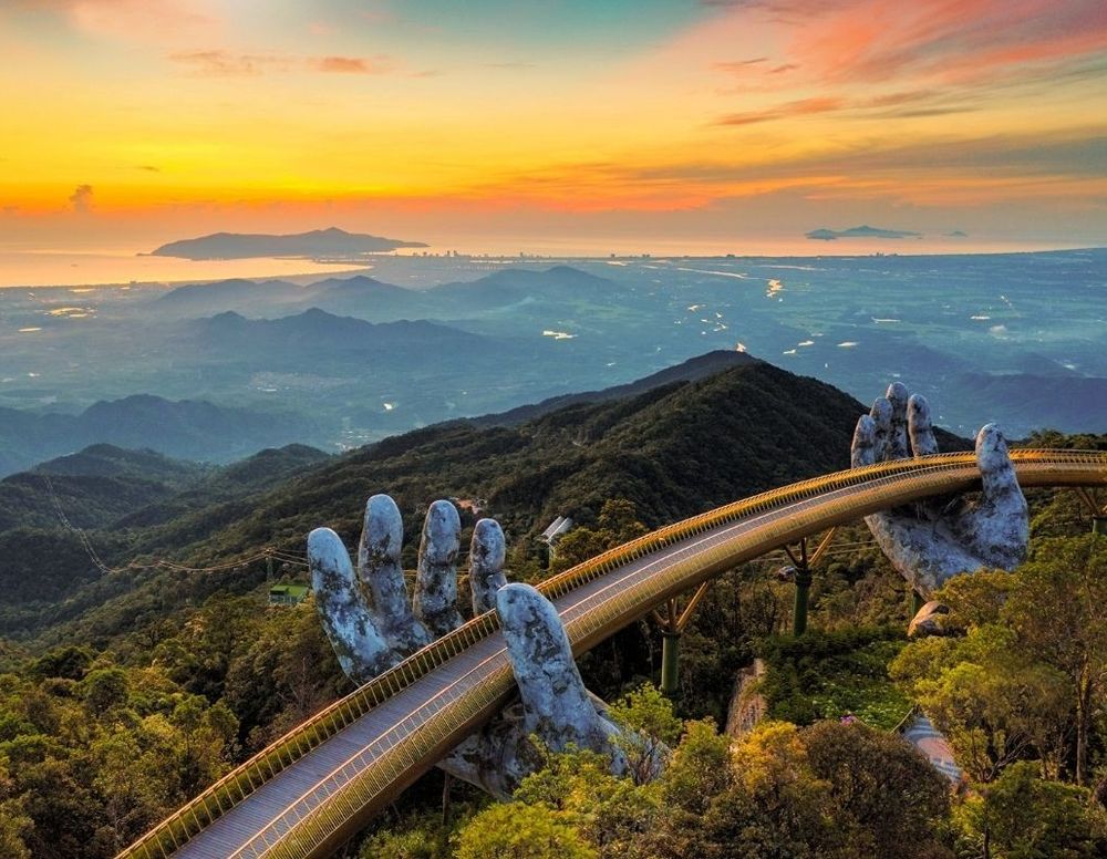 Golden Bridge mit riesigen Steinhänden in den Bergen von Đà Nẵng
