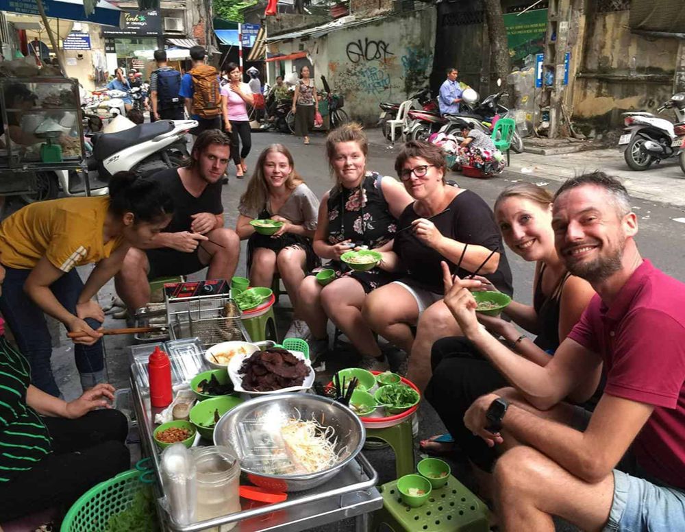 Reisende genießen Streetfood in Vietnam