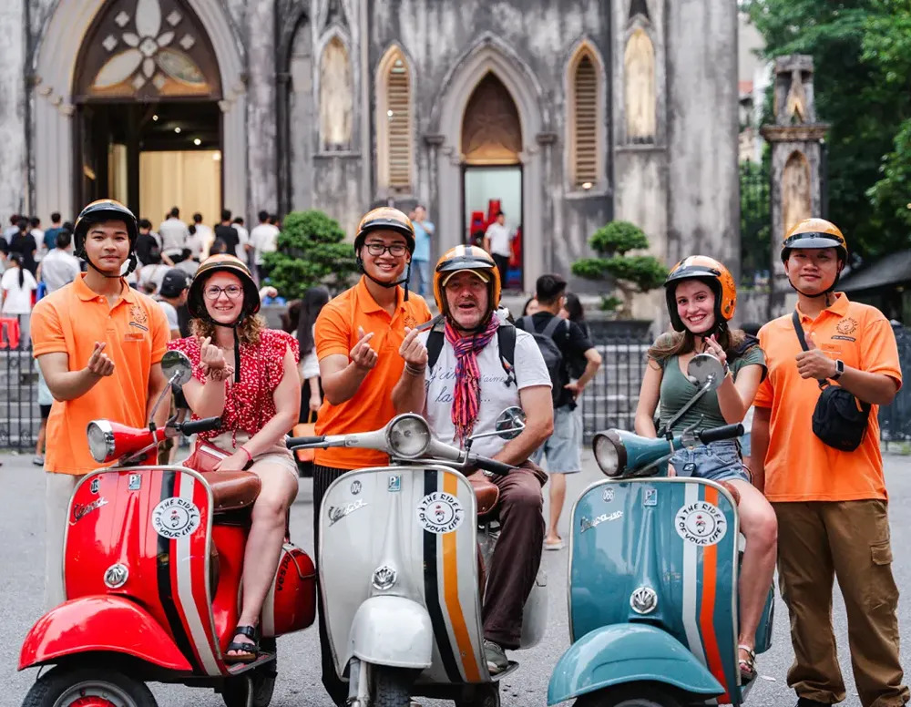 Vespa-Tour durch Hanoi mit einem klassischen Motorroller und Einblicken in das lokale Straßenleben.