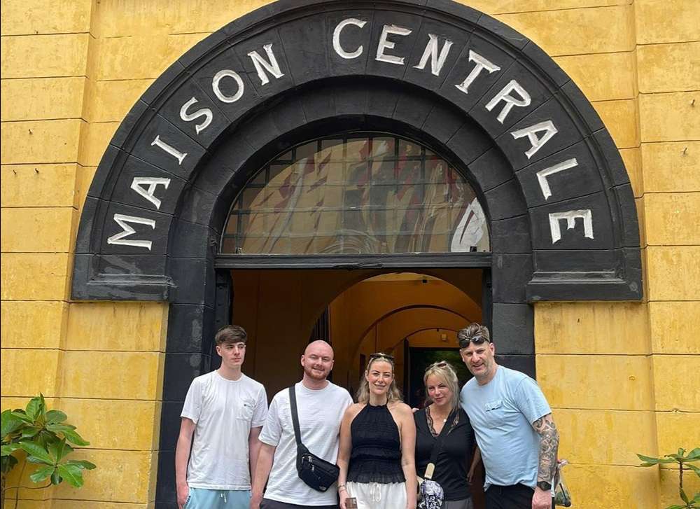 Touristen bei einem Besuch des Hỏa-Lò-Gefängnisses in Hanoi.