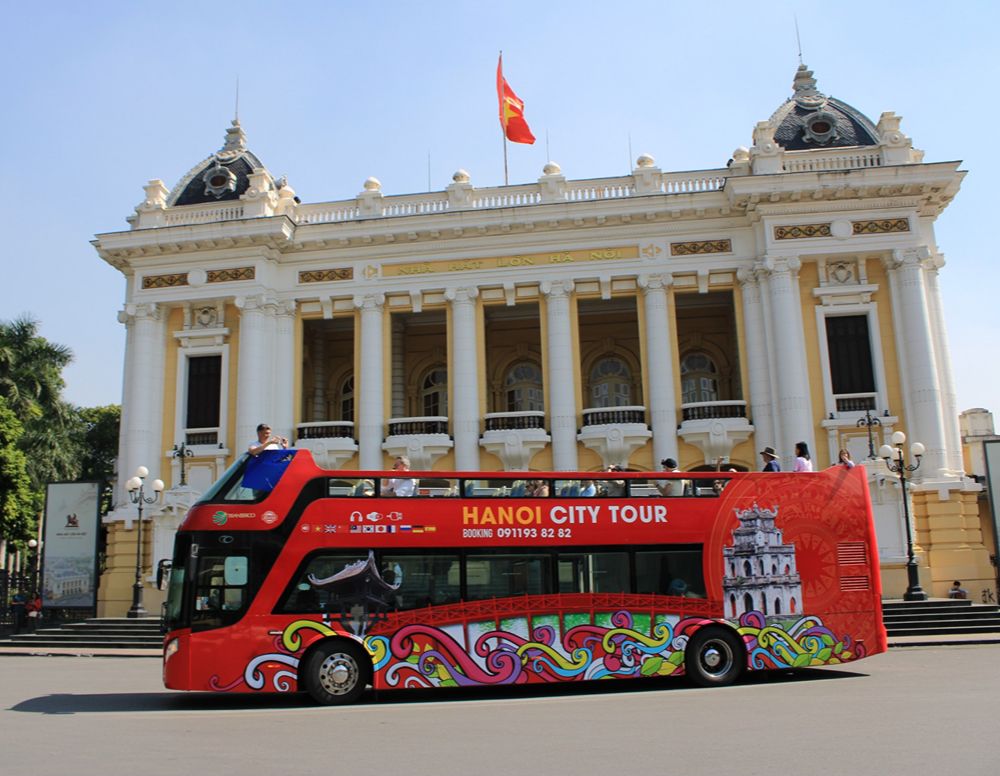Hop-On-Hop-Off-Doppeldeckerbus in Hanoi mit Blick auf die Sehenswürdigkeiten der Stadt