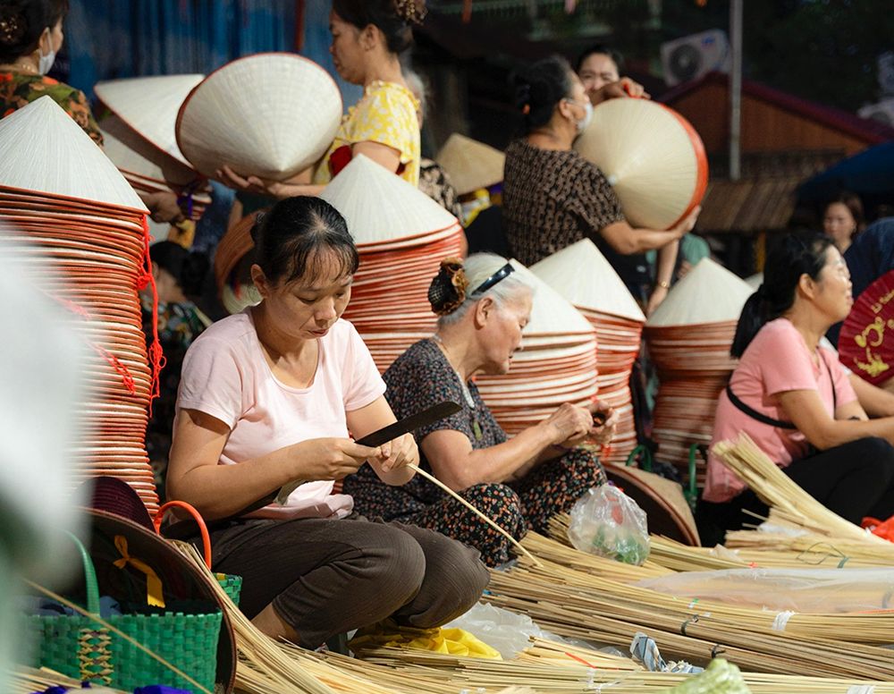 Traditionelle Nón lá aus dem Dorf Chuông in Hanoi