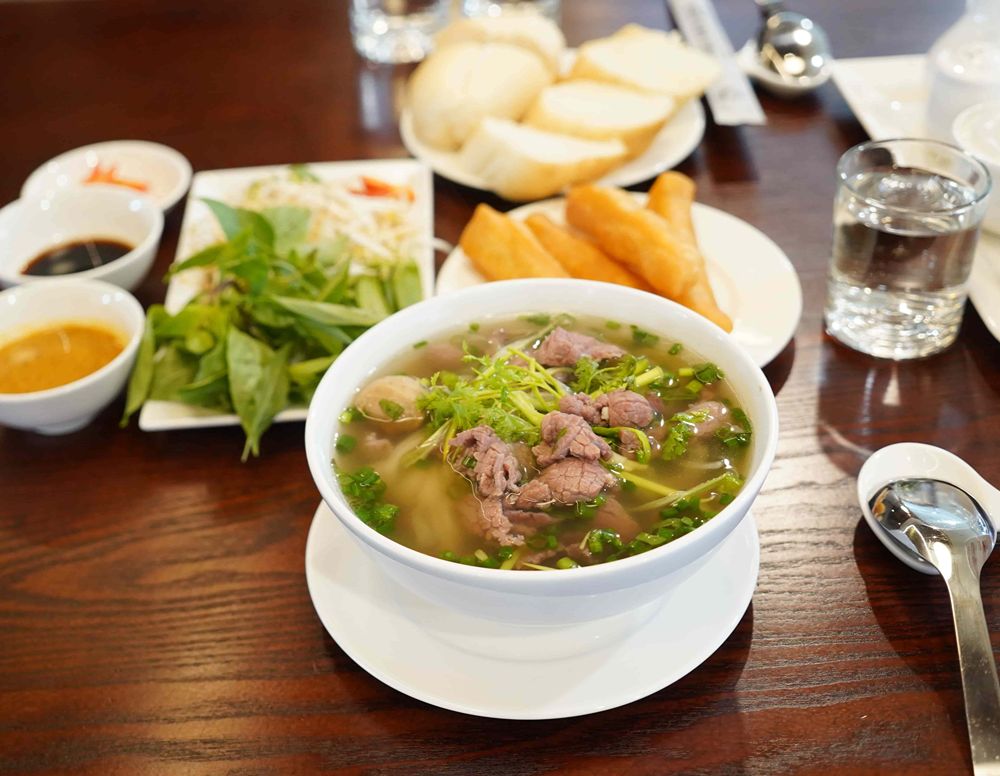 Phở trâu mit zartem Büffelfleisch und Reisnudeln