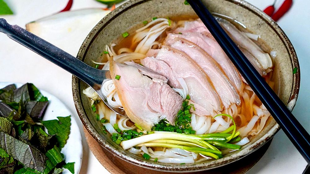 Vietnamesische Phở mit Ziegenfleisch und frischen Kräutern