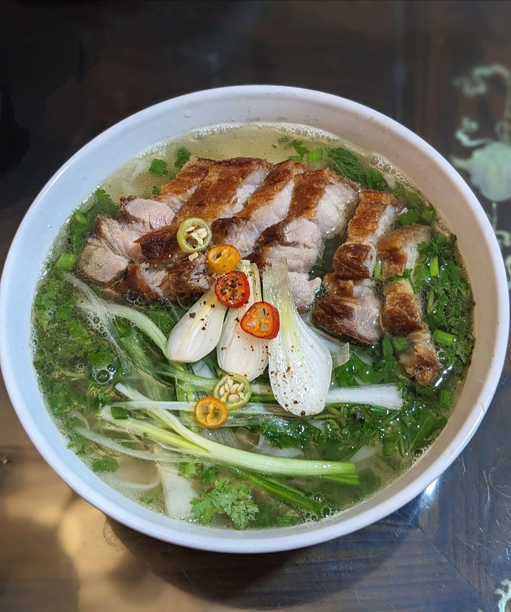 Phở thịt quay mit gebratenem Schweinefleisch und Reisnudeln