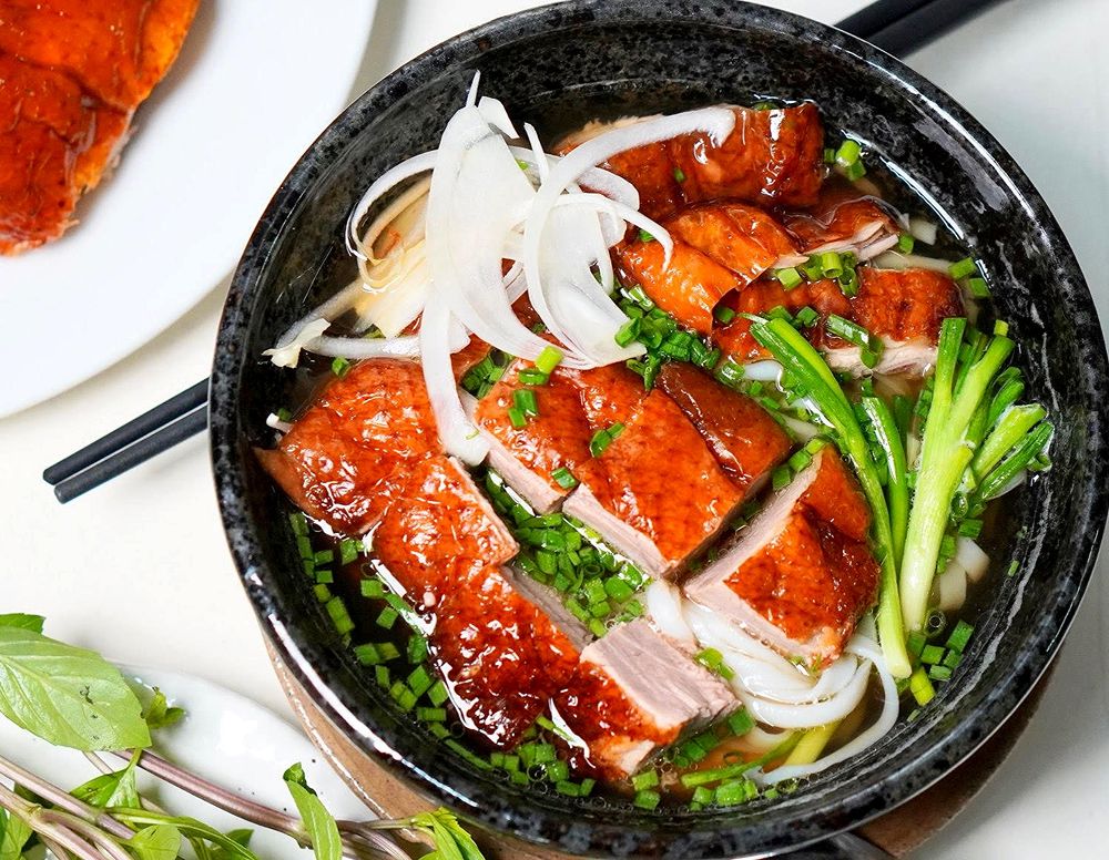Phở vịt quay Lạng Sơn mit knuspriger Ente und Reisnudeln