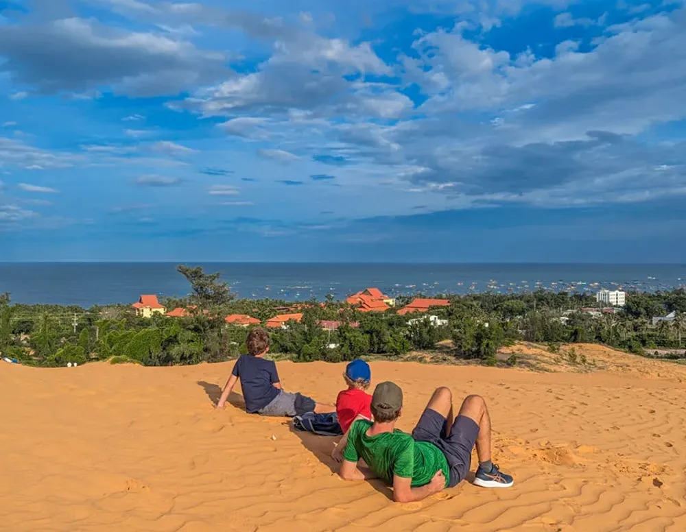 Touristen an den Roten Sanddünen bei Mui Ne