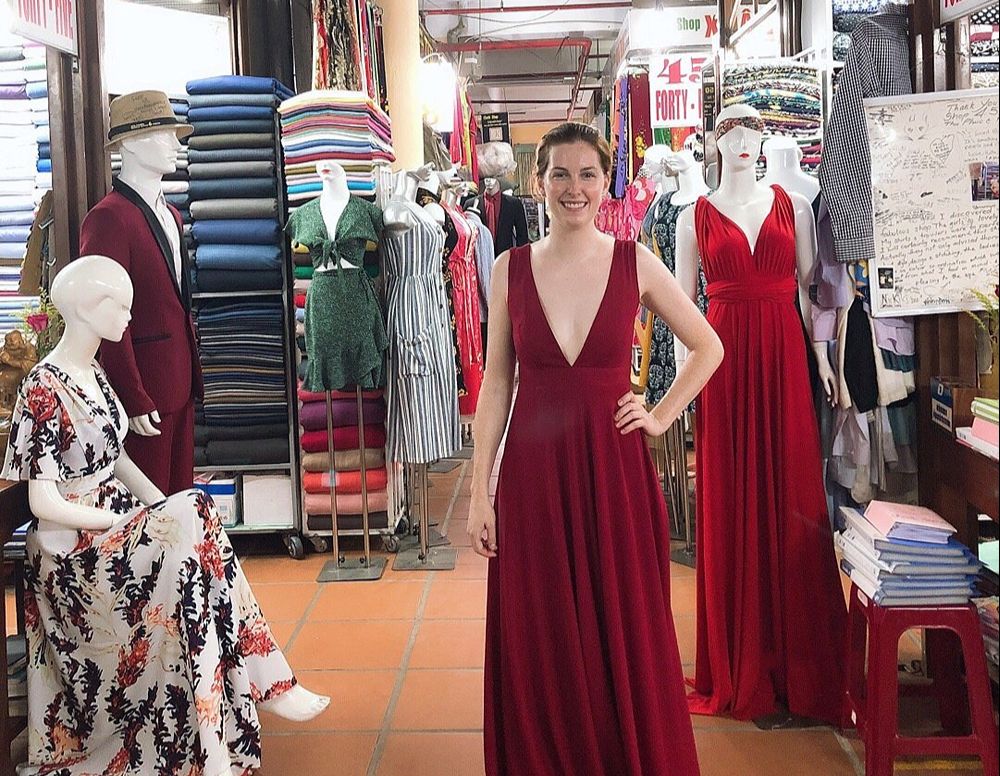 Maßgeschneiderte Kleidung in einer traditionellen Schneiderei in Hoi An