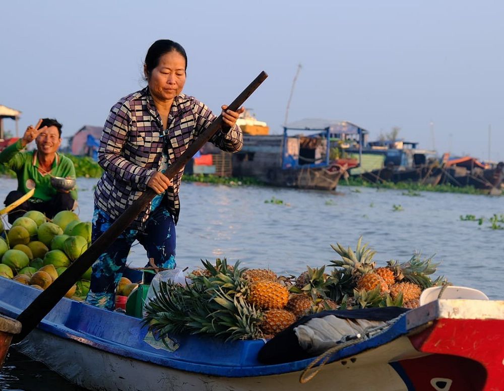 Ein Ehepaar beim Verkauf auf dem Chợ nổi Long Xuyên