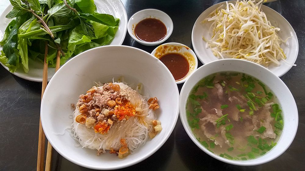 Phở khô Gia Lai mit trockenen Reisnudeln, Rindfleisch und Kräutern