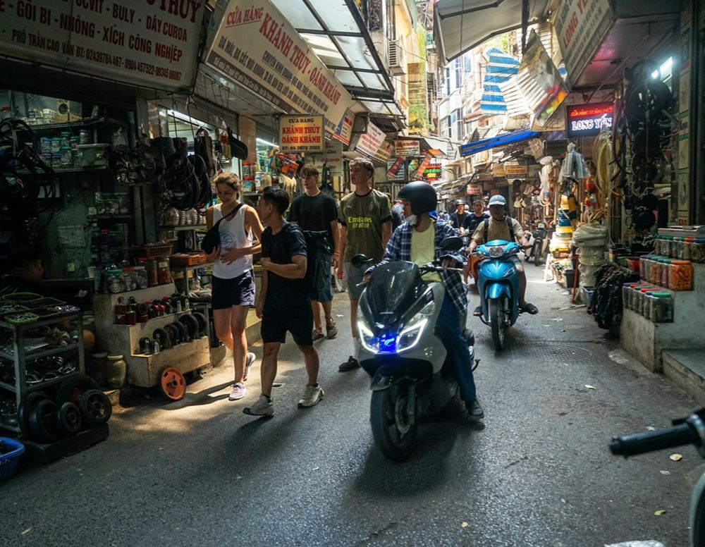 Stände mit gebrauchten Waren auf dem Chợ Trời in Hanoi