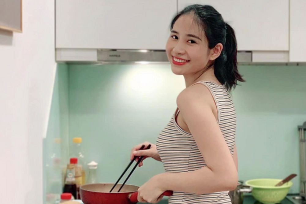 eine vietnamesische Frau kocht