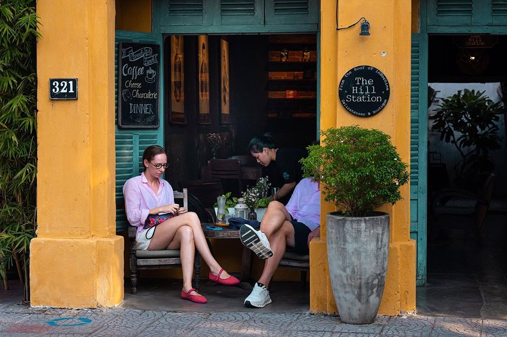Touristen trinken Kaffee in der Hill Station in Hoi An.