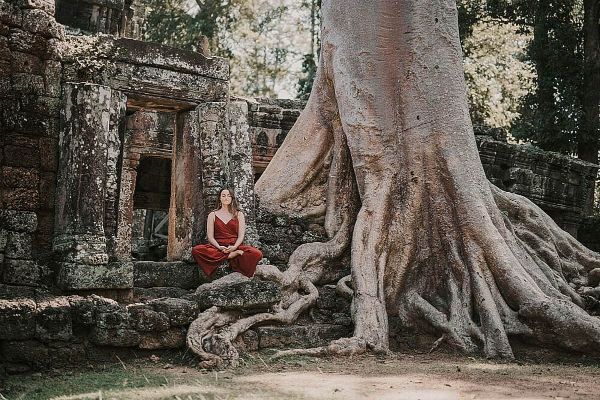Eine Touristin meditiert in einem Tempel in Siem Reap.
