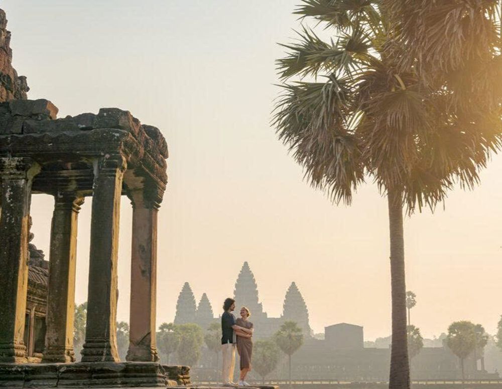 Reisende vor dem Tempel Angkor Wat in Kambodscha