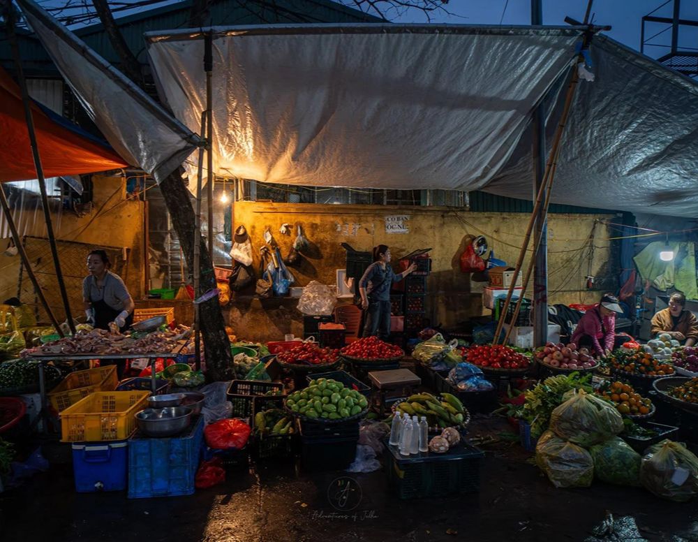 Chợ Long Biên in Hanoi in den frühen Morgenstunden