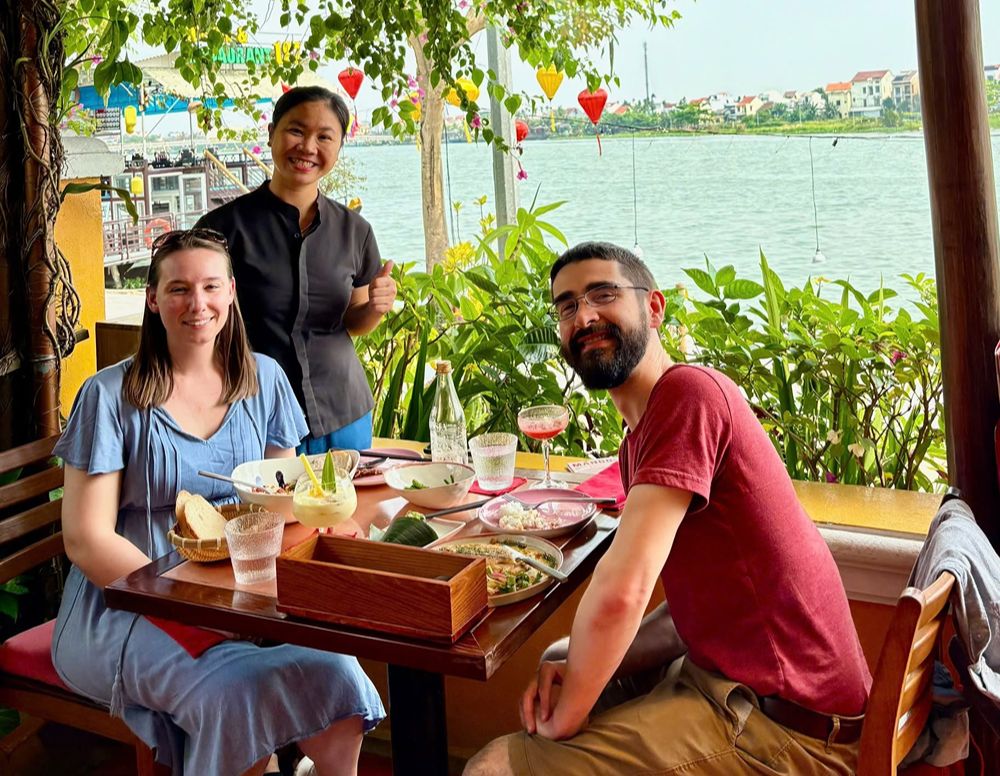 Touristen beim Essen im Mango Rooms in Hoi An