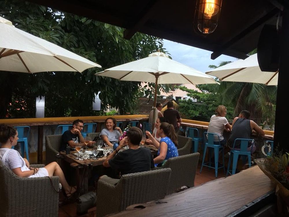 Gäste bei einem Getränk in der Market Bar in Hoi An