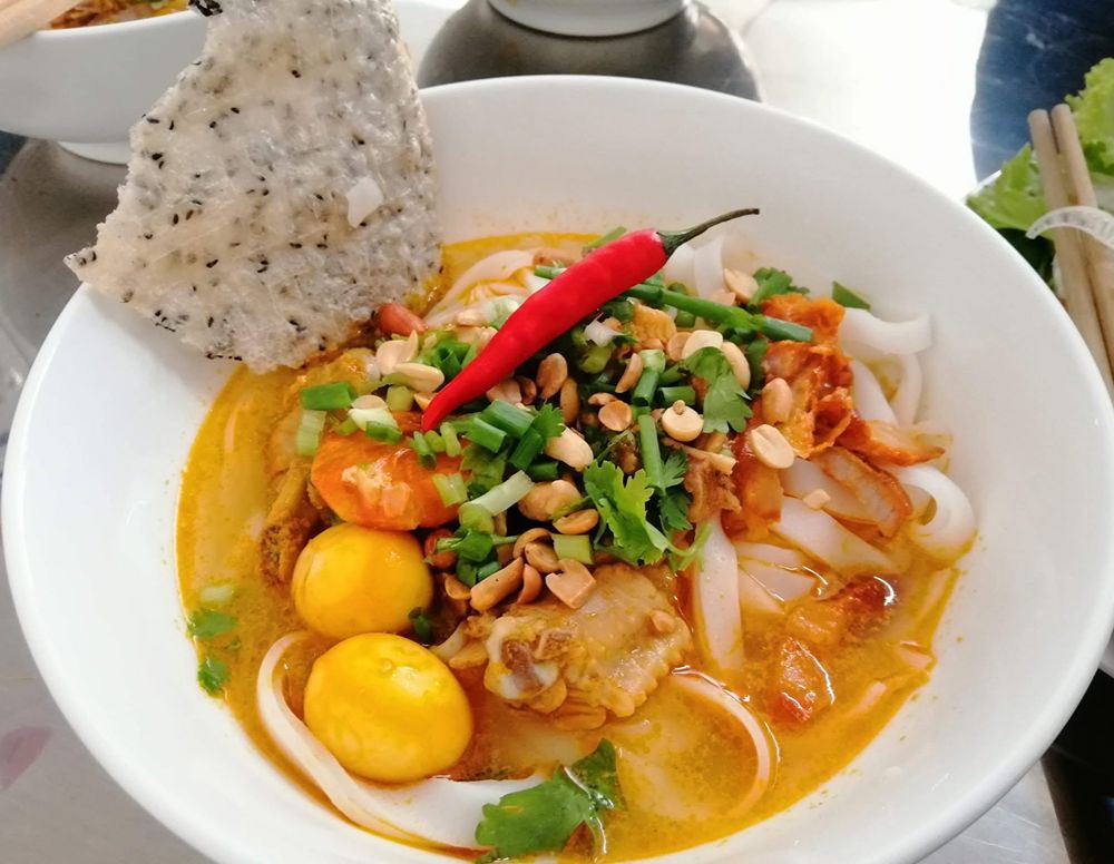 Eine Schüssel Mì Quảng im Mì Quảng 92 in Hoi An