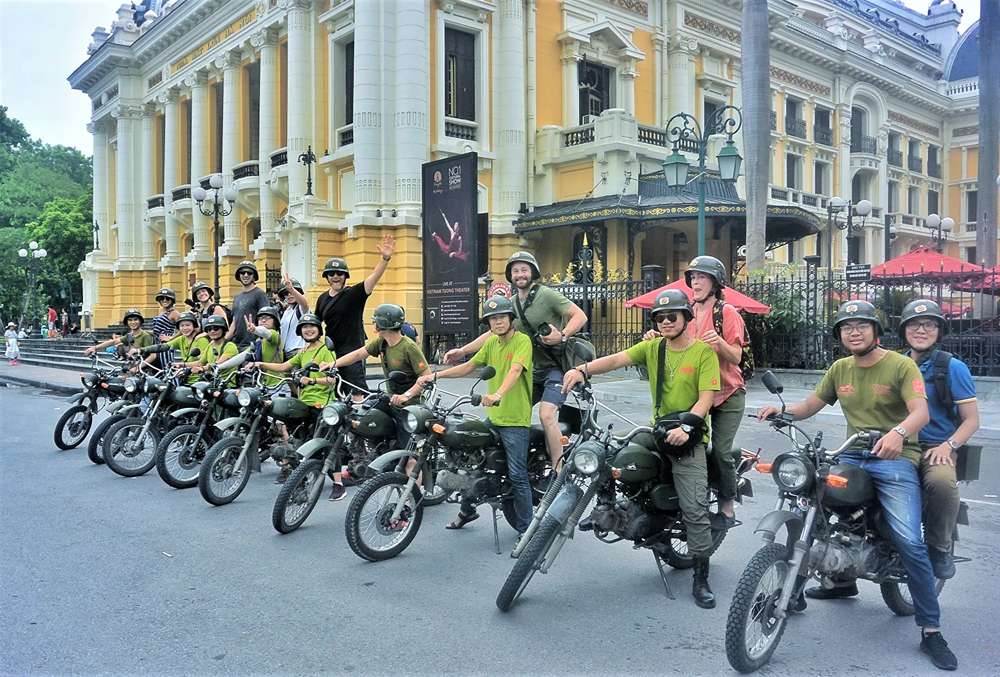 Touristen auf Motorrädern in Hanoi