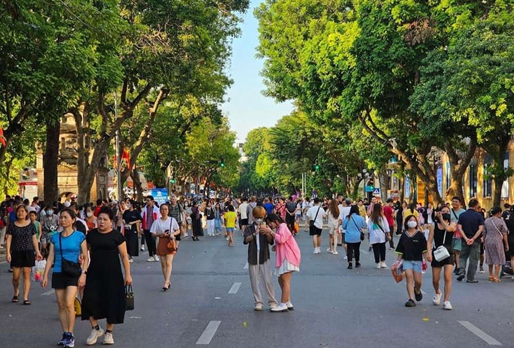Besucher genießen einen Spaziergang rund um den Hoàn-Kiếm-See.