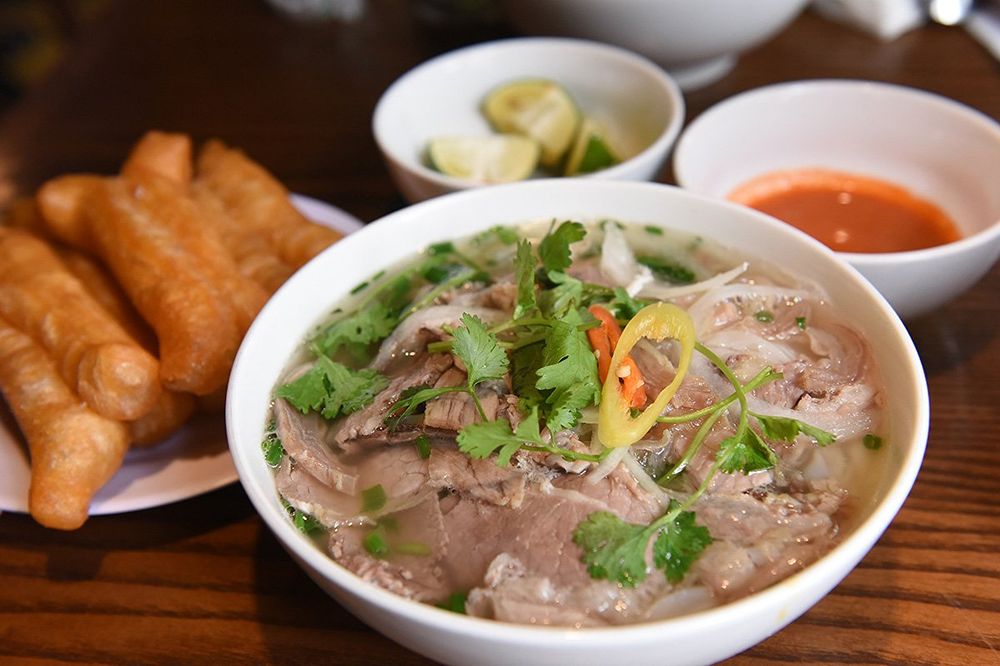 Phở Bắc mit Rindfleisch und frischen Kräutern in einer Schale