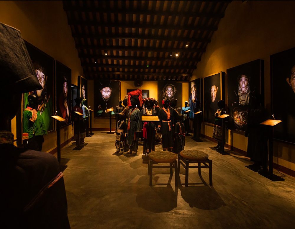 Precious Heritage Art Gallery Museum mit Fotografien und traditionellen Trachten in Hoi An