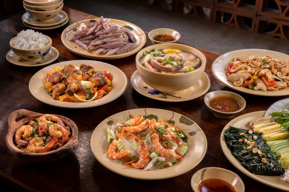 Traditionelle vietnamesische Gerichte im Quán Bụi