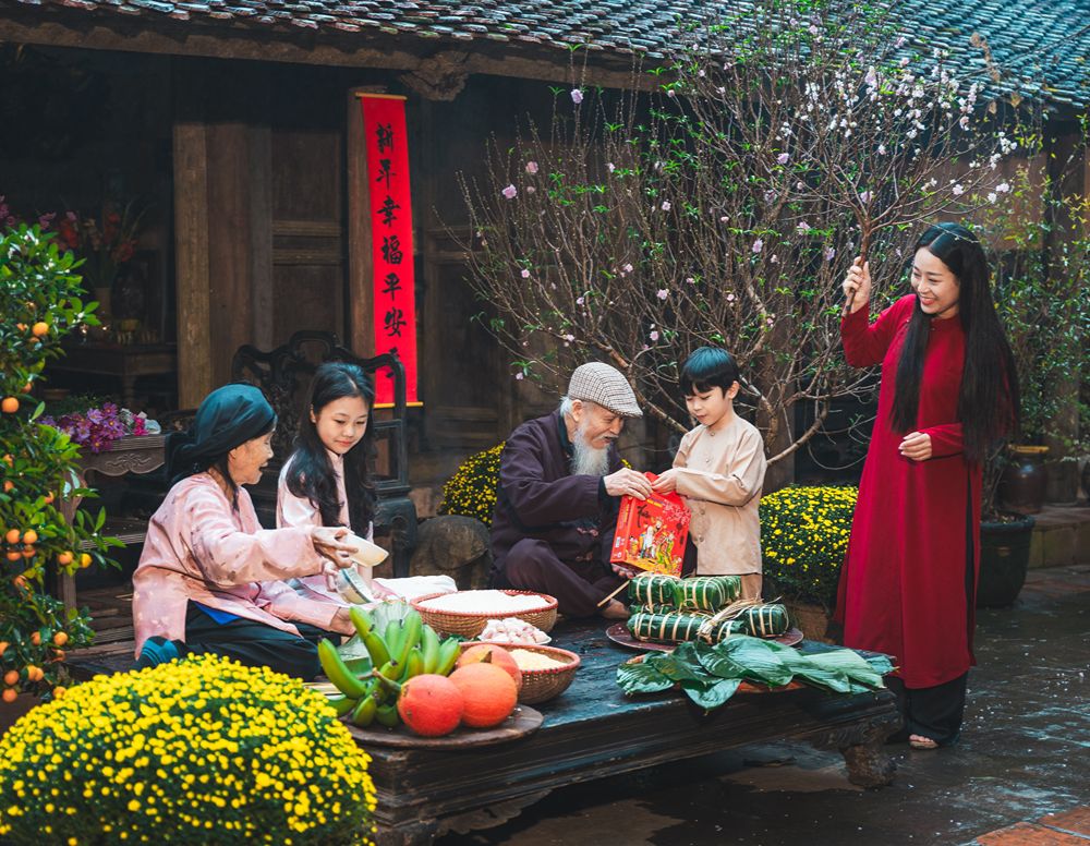 Traditionelle Zubereitung von Bánh Chưng zum Tet-Fest
