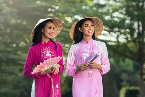 Traditionelle Kleidung in Vietnam: Männer- und Frauenkostüm 02