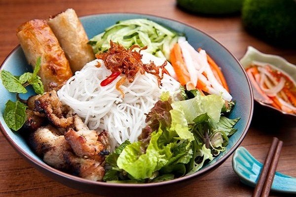 Vermicelli Nudeln mit gegrilltem Schweinefleisch, Hue Gerichte