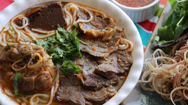 Hue Nudelsuppe mit Rindfleisch, Hue Gerichte