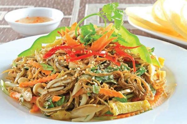 10 schreckliche vietnamesische Gerichte: von Blutwurst bis Maus nom hoa chuoi Orchideensalat