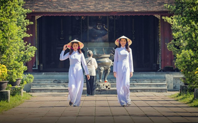 Traditionelle Kleidung in Vietnam: Männer- und Frauenkostüm 02