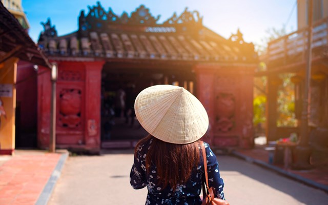 Traditionelle Kleidung in Vietnam: Männer- und Frauenkostüm 03