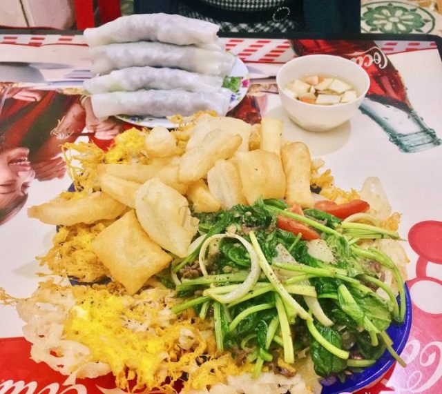 Vietnamesische Frühlingsrollen in Ngu Xa Straße